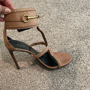 Gucci leather T strap sandals